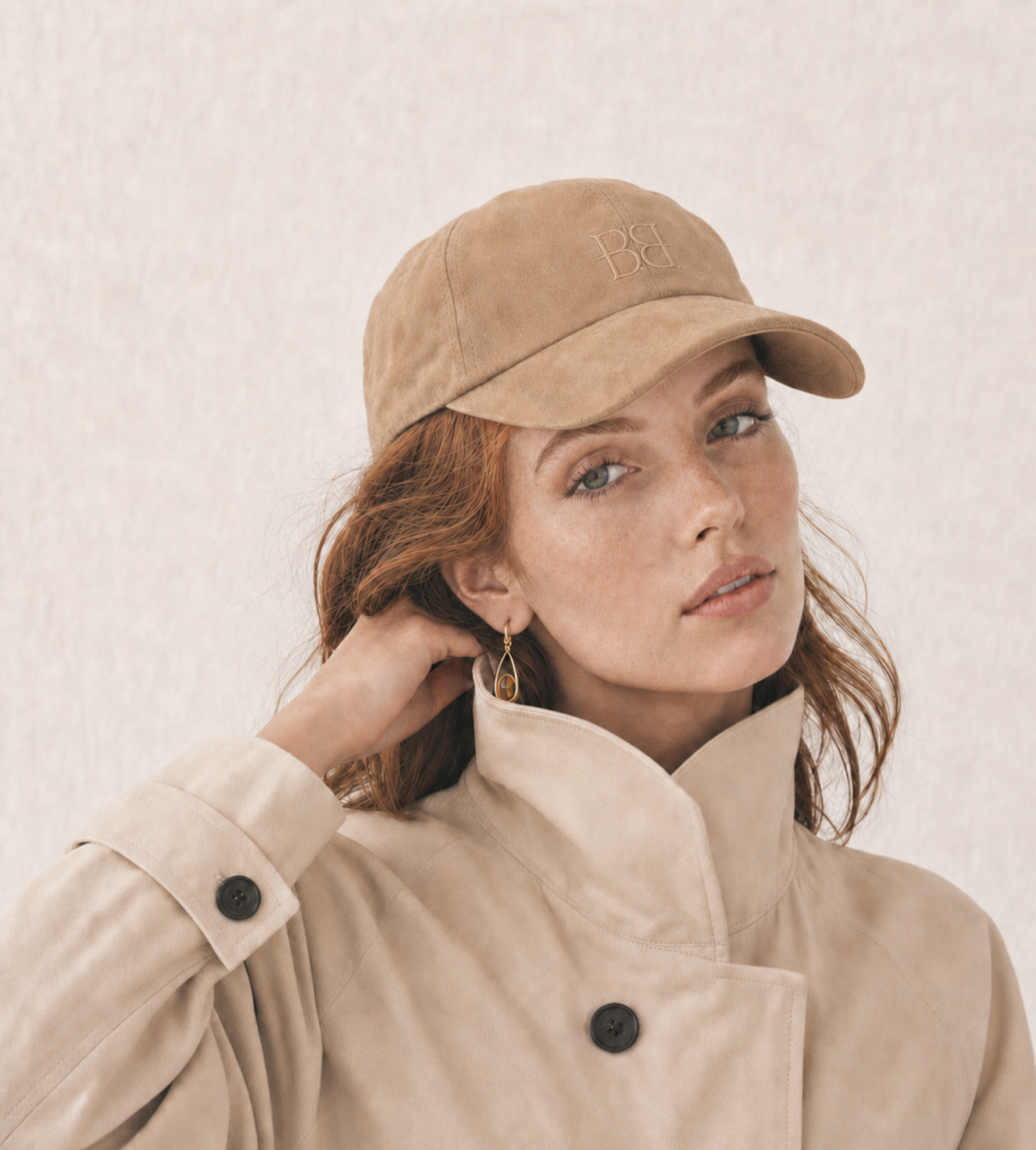 Woman wearing The Silk-Lined Hat in Camel with a cream trench coat
